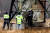 5일(현지시간) 독일 베를린 인근 그륀하이데 테슬라 기가팩토리 근처에서 경찰이 손상된 고전압 철탑을 조사하고 있다. EPA=연합뉴스