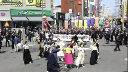 축구공 차올리자 "대한독립만세"…4월 뜬금없는 3·1운동 기념, 왜