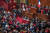프랑스 의회가 낙태권 헌법 명시 법안을 통과시킨 직후, 의원들이 일어나 박수를 치고 있다. EPA=연합뉴스