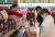 '2023 선전(深?) 쇼핑 시즌' 행사장을 찾은 관광객들이 지난해 8월 10일 상품을 고르고 있다. 신화통신