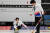 5일 튀르키예 에르주룸 컬링홀에서 열린 2023 에르주룸 동계데플림픽대회 컬링 믹스더블 결승에서 투구하는 김지수(왼쪽)와 시간을 재는 윤순영. 사진 대한장애인체육회