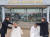 5일 강원대학교 의과대학 앞에서 의대 교수들이 대학 측의 증원 방침에 반발하며 삭발하고 있다.연합뉴스