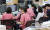 지난달 25일 경기도 한 병원 병동의 간호사들이 근무 교대 전 회의를 하고 있다. 기사 이해를 돕기 위한 자료사진. 연합뉴스