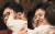 한동훈 국민의힘 비상대책위원장이 지난 5일 충북 청주에서 열린 '육아맘들과의 간담회'에서 안고 있던 아기에게 안경을 빼앗기고 있다. 사진 YTN 방송 캡처