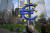 7일(현지시간) 독일 프랑크푸르트에 설치된 유로화 로고 앞을 지나는 사람들. AFP=연합뉴스