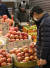 6일 오후 서울 동대문구 청량리청과물시장에서 한 시민이 사과를 고르고 있다. [연합뉴스]