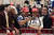 5일(현지시간) 수퍼 화요일 경선에 참가한 공화당 지지자들이 마러라고에서 트럼프 전 대통령의 등장을 기다리고 있다. [AP=연합뉴스]