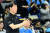 6일 인천 계양체육관에서 열린 대한항공과의 경기에서 선수들을 격려하는 신영철 우리카드 감독. 사진 한국배구연맹
