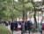 지난 18일 중국 베이징 중산공원에서 열린 '샹친자오'에 중년 남녀들이 몰려 있다. 이도성 베이징특파원.