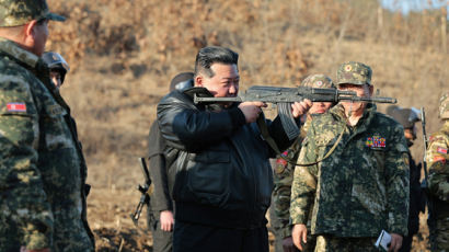 美 '비핵화 중간단계' 제안엔 반응 않고…김정은, 소총 들고 "실전훈련"