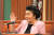 지난 2018년 11월 16일(현지시간) 마닐라 법원에서 열린 공판 증인석에서 선서를 하고 있는 필리핀의 전 영부인 이멜다 마르코스. AFP=연합뉴스