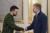볼로디미르 젤렌스키 우크라이나 대통령(왼쪽)과 그랜트 샵스 영국 국방장관이 2024년 7일 키이우에서 만나 악수하고 있다. AP=연합뉴스