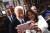 조 바이든 대통령(왼쪽)이 7일(현지시간) 워싱턴 국회의사당에서 열린 연방의회 합동회의에서 국정연설을 마친 뒤 베로니카 에스코바(민주-텍사스) 하원의원과 기념사진을 찍고 있다. AP=연합뉴스