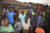 7일 납치 사건이 발생한 나이지리아 북서부 마을에 주민들이 모여 있다. AP=연합뉴스 