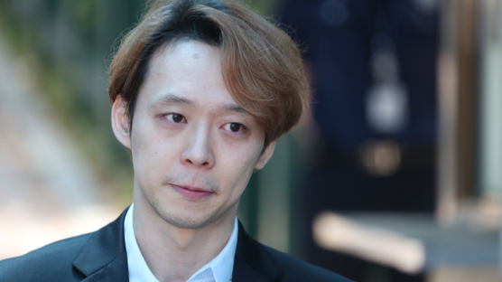 "급여 6억 못 받았다" 박유천, 전 매니저에 피소…법정 불출석