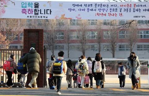 스마트폰 애들 언제 사줄까? 의사 답은 "같은 반 10명 중에서…" [슬기로운 신학기 생활]