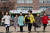 4일 오전 서울 양천구 갈산초등학교에서 입학식을 마친 신입생들이 손을 잡고 운동장을 걷습니다. 장진영 기자 