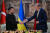 볼로디미르 젤렌스키 우크라이나 대통령(왼쪽)이 레제프 타이이프 에르도안 튀르키예 대통령과 지난 8일(현지시간) 이스탄불 돌마바흐체 대통령 집무실에서 기자회견을 마친 후 악수하고 있다. AFP=연합뉴스