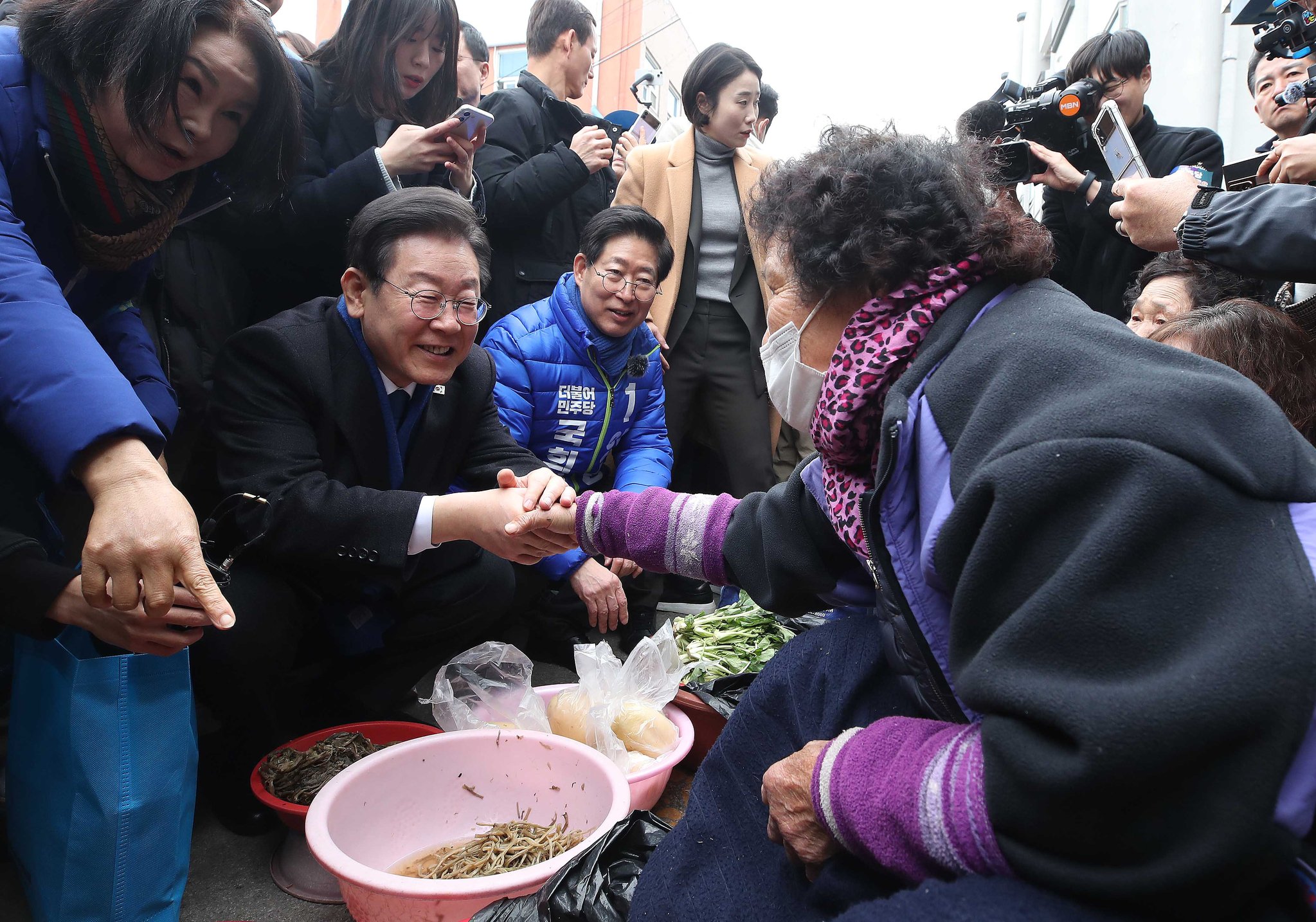 이재명 더불어민주당 대표가 11일 충남 홍성군 홍성시장을 방문해 시민들에게 인사를 하고 있다. 뉴시스
