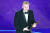 크리스토퍼 놀런 감독이 10일(현지 시간) 미국 LA 돌비극장에서 열린 제96회 아카데미 시상식에서 '오펜하이머'로 감독상 수상 소감을 하고 있다. 로이터=연합
