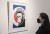 지난 2020년 10월 7일(현지시간) 영국 런던에 전시된 영국 유명 그라피티 미술가 뱅크시의 작품 ‘원숭이 여왕’. EPA=연합뉴스