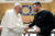 지난해 5월 13일 바티칸에서 만나 악수하는 프란치스코 교황(왼쪽)과 볼로디미르 젤렌스키 우크라이나 대통령. [EPA=연합뉴스]