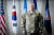 폴 러캐머라 한ㆍ미연합군사령관이 지난 9일 CP 탱고에서 자신의 지위를 상징하는 깃발 앞에서 서 있다. 왼쪽부터 성조기, 태극기, 유엔군사령부기, 한ㆍ미연합사령부기, 주한미군사령부기. 그는 연합사령관 겸 유엔사령관 겸 주한미군사령관이다. 전민규 기자