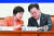 더불어민주당 전혜숙 의원(왼쪽)과 이재명 더불어민주당 대표. 김현동 기자