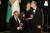 '오펜하이머' 아카데미 작품상 수상 무대에서 (왼쪽부터) 크리스토퍼 놀런 감독이 아내이자 제작자 엠마 토마스에게 자축의 키스를 하고 있다. 공동 제작자 찰스 로벤도 수상 무대에 올랐다. EPA=연합