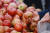 사과 등 과일 가격 오름세가 지속되는 가운데 지난 10일 서울 시내 한 대형마트에서 시민이 사과를 고르고 있다. 연합뉴스