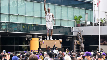 코비 브라이언트 동상에 오타 새긴 LA 레이커스…“수정할 것”