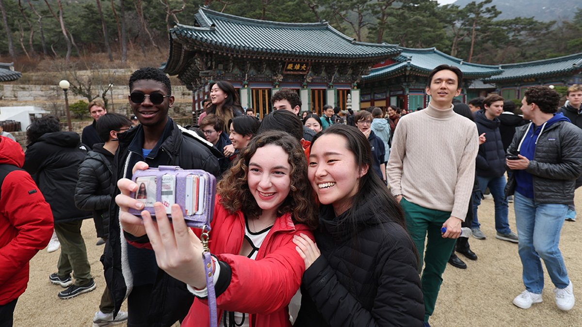 12일 서울 은평구 진관사 대웅전 앞에서 미국 하버드 대학생들이 기념 사진을 찍고 있다. 뉴시스