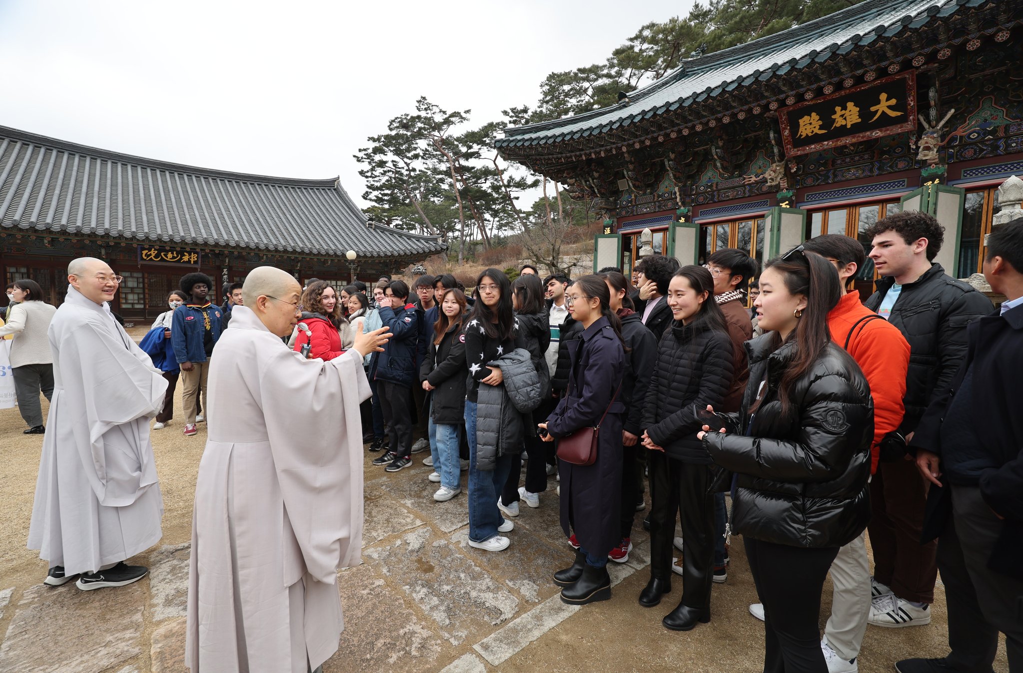 12일 진관사 대웅전 앞에서 미국 하버드 대학생들이 한국 전통 불교문화를 체험하며 설명을 듣고 있다. 뉴시스