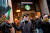 지난해 12월 31일(현지시간) 미국 일리노이주 시카고의 한 스타벅스 매장 앞에서 팔레스타인을 지지하는 시위를 벌이고 있는 모습. 로이터=연합뉴스
