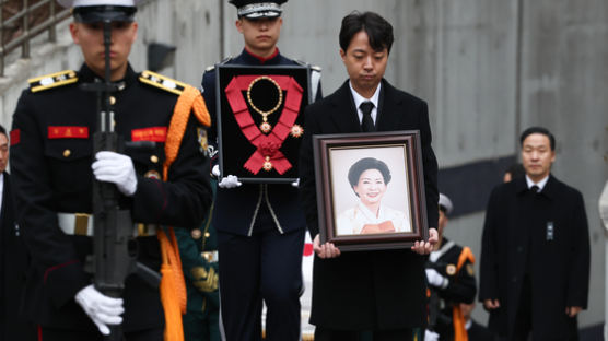 손명순 여사 ‘평생 동지’ YS 곁에 잠들다