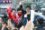 한동훈 국민의힘 비상대책위원장이 12일 서울 영등포구 타임스퀘어를 방문해 시민들에게 김영주(영등포갑)·박용찬(영등포을) 후보의 지지를 호소하고 있다. 연합뉴스