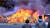 지난해 4월 11일 오전 강원 강릉시 난곡동의 한 야산에서 난 불이 주택 인근으로 번지자 주민들이 화재 현장을 바라보고 있다. 연합뉴스