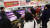 지난 3일 서울의 한 대형마트에서 삼겹살데이 할인행사가 열리자 시민들이 관심을 보이고 있다. 연합뉴스