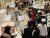 지난달 15일 신세계백화점 강남점의 디저트 전문관 '스위트 파크'에 고객들이 몰려 있다. 사진 신세계백화점