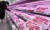 농림축산식품부와 축산물품질평가원 등에 따르면 삼겹살 소매가는 지난 2일 100g당 2078원에서 지난 11일 기준 2301원으로 10.7% 올랐다. 13일 오후 서울 시내 한 대형마트에서 고객이 돼지고기를 살펴보고 있다. 뉴시스