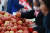 사과 등 과일 가격 오름세가 지속되는 10일 서울 시내 한 대형마트에서 시민이 사과를 고르고 있다. 연합뉴스