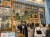 서울 영등포구 더현대 서울 내 '테디뵈르 하우스' 매장에 고객들이 줄을 서 있다. 사진 현대백화점