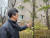 나무의사 이승언씨가 2월 19일 경기 성남 소재 한 아파트 단지에서 나무의 모습을 살펴보고 있다. 나운채·이수민 기자