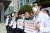 전북대학교 의대와 전북대병원 비상대책위원회 관계자들이 13일 전북 전주시 전북대학교에서 피켓시위를 하고 있다. 뉴시스