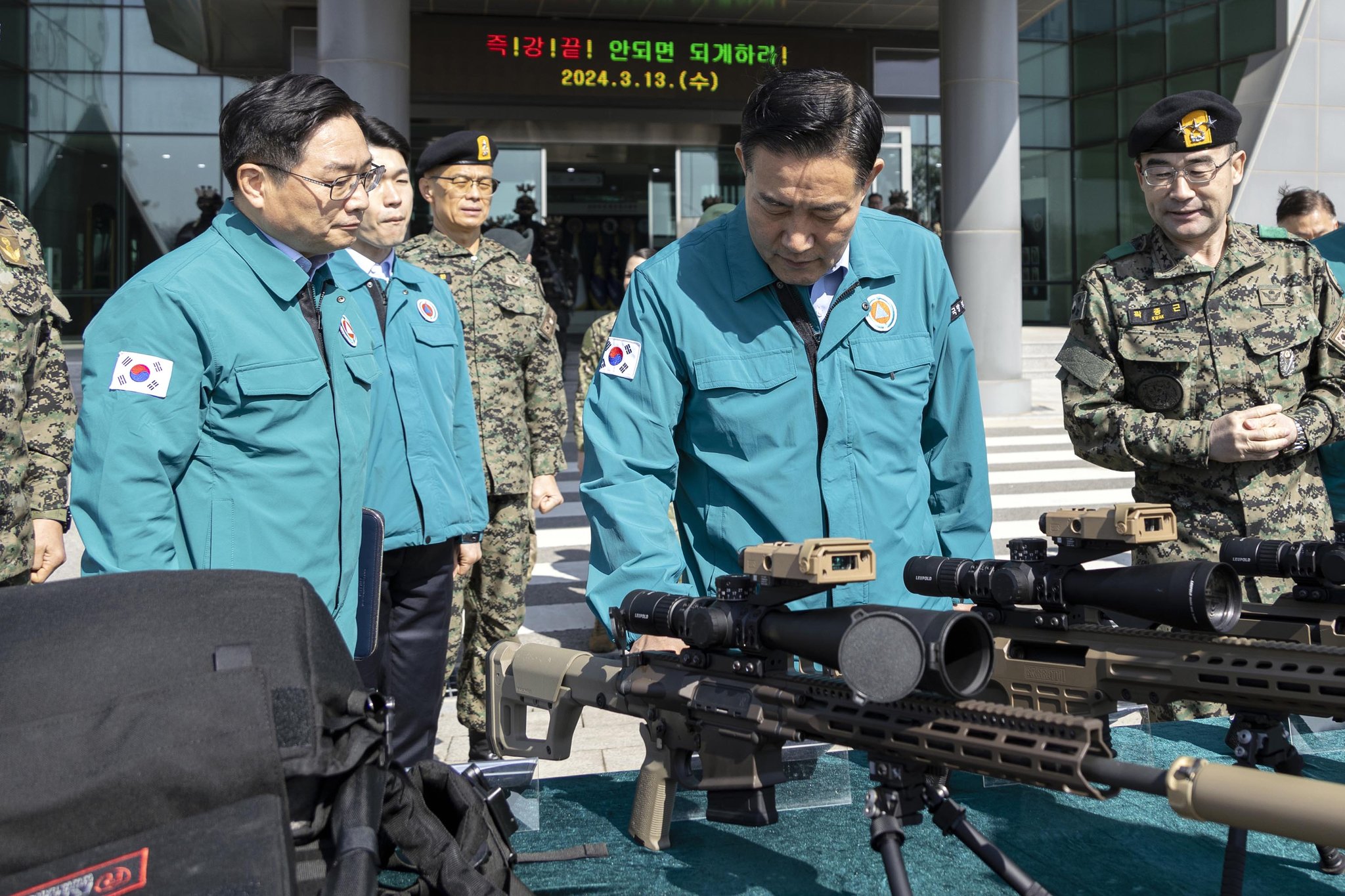 신원식 국방부 장관이 13일 육군특수전사령부를 방문해 저격소총을 살펴보고 있다. 사진 국방부