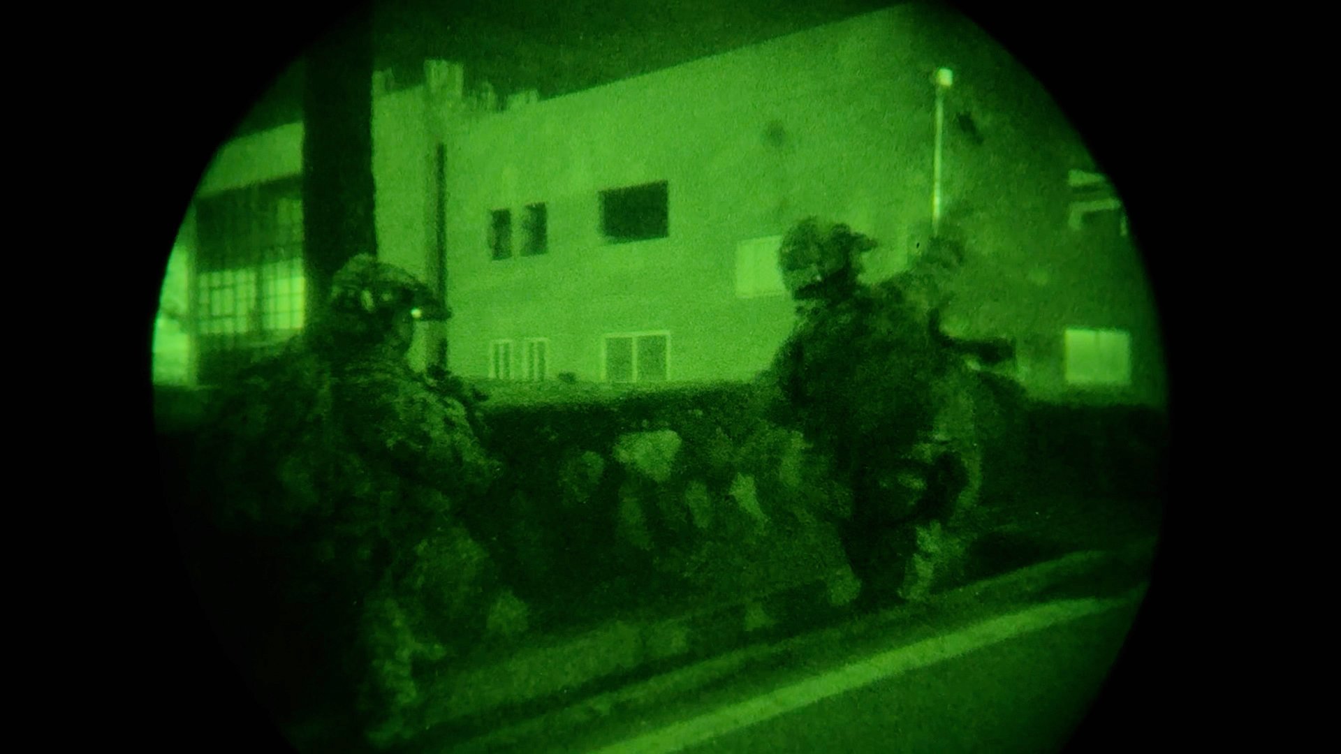 한미 특수전부대원들이 건물 진입을 위해 통로개척을 하는 모습. 사진 국방부