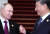 지난해 10월 중국 베이징에서 열린 일대일로 포럼 환영식에서 블라디미르 푸틴 러시아 대통령(왼쪽)이 시진핑 중국 국가주석과 대화하고 있다. 로이터=연합뉴스