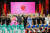 지난 2009년 3월 18일 김영일(가운데줄 왼쪽 네번째) 당시 북한 총리와 원자바오(가운데줄 왼쪽 다섯번째) 중국 총리가 베이징 국가대극원에서 열린 북중 친선의 해 개막식 출연진과 기념사진을 찍고 있다. 사진 신화망 캡처