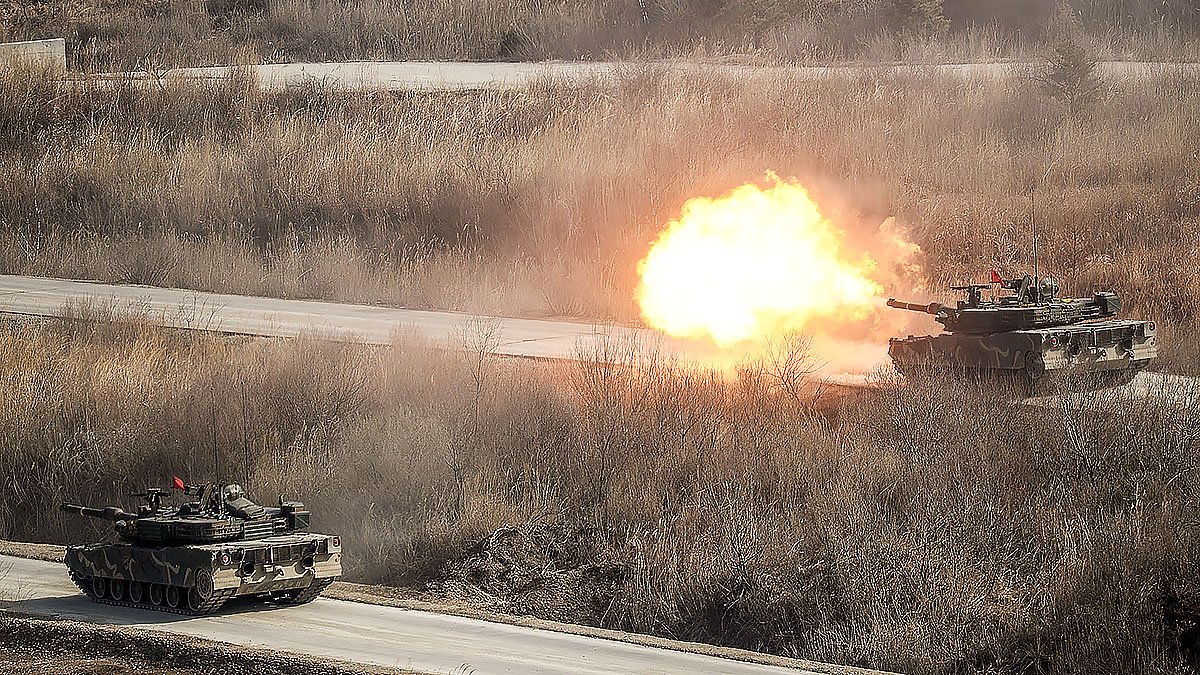 육군 수도기계화보병사단의 K1A2전차가 사격하고 있다. 사진공동취재단