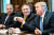 지난 2018년 6월 도널드 트럼프 미국 대통령(오른쪽)과 마이크 폼페이오 국무장관(가운데)이 지난 21일 워싱턴DC 백악관에서 열린 내각회의에 나란히 앉아 있다. EPA 